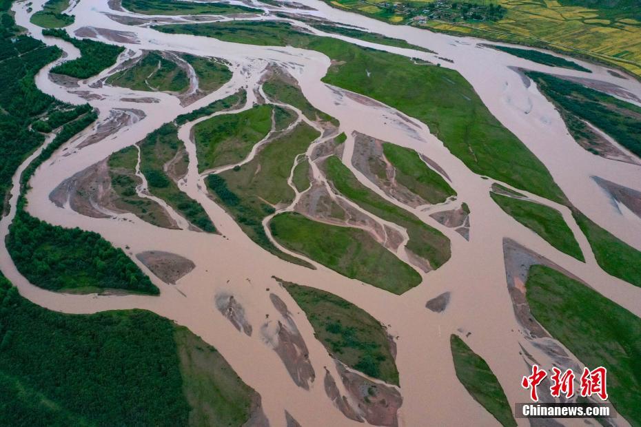 航拍澜沧江上游扎曲河网状水系